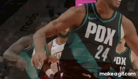 排队打脸！
从发展联盟被召回，杨瀚森今天打太阳果然获得了机会！半场结束，他在5分