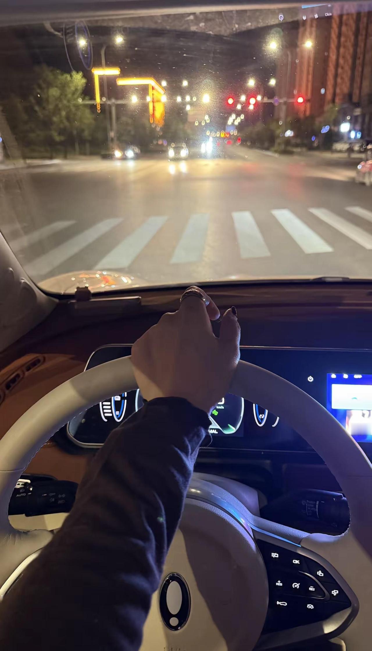 没有离婚却比离婚更惨，守着一个看似完整的家庭，却活得支离破碎，没有拥抱，没有倾诉