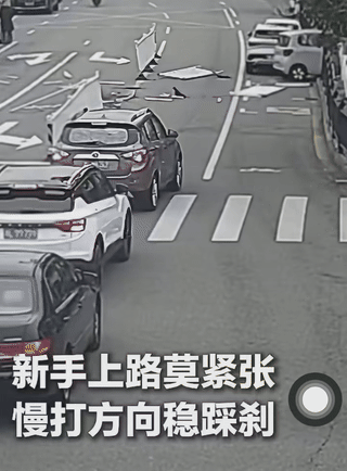 这个新手司机真够新的，一个转弯连犯三个错！
第一，转弯过大，转到对向车道去了！