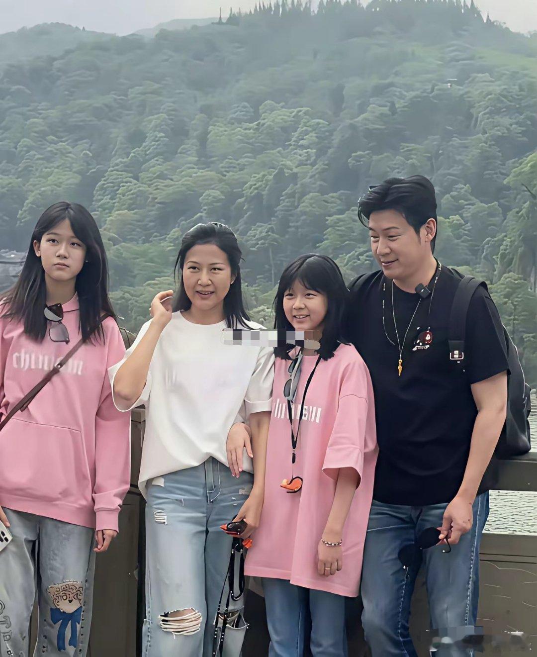 陆毅一家都江堰畅游，大女儿超170，二女儿高挑，好基因尽显。一家人身材佳，鲍蕾微