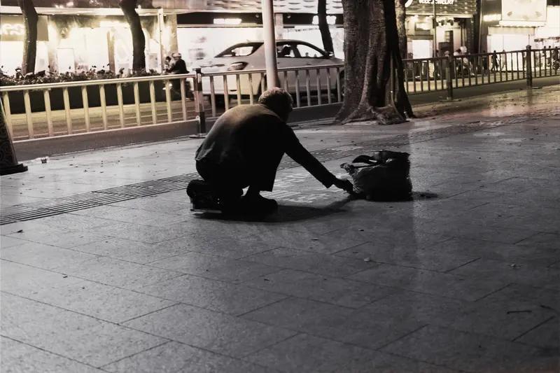 近日，广西一饭店老板热情招待进店乞讨男子，并按男子口味做了面，结果男子一口没吃，
