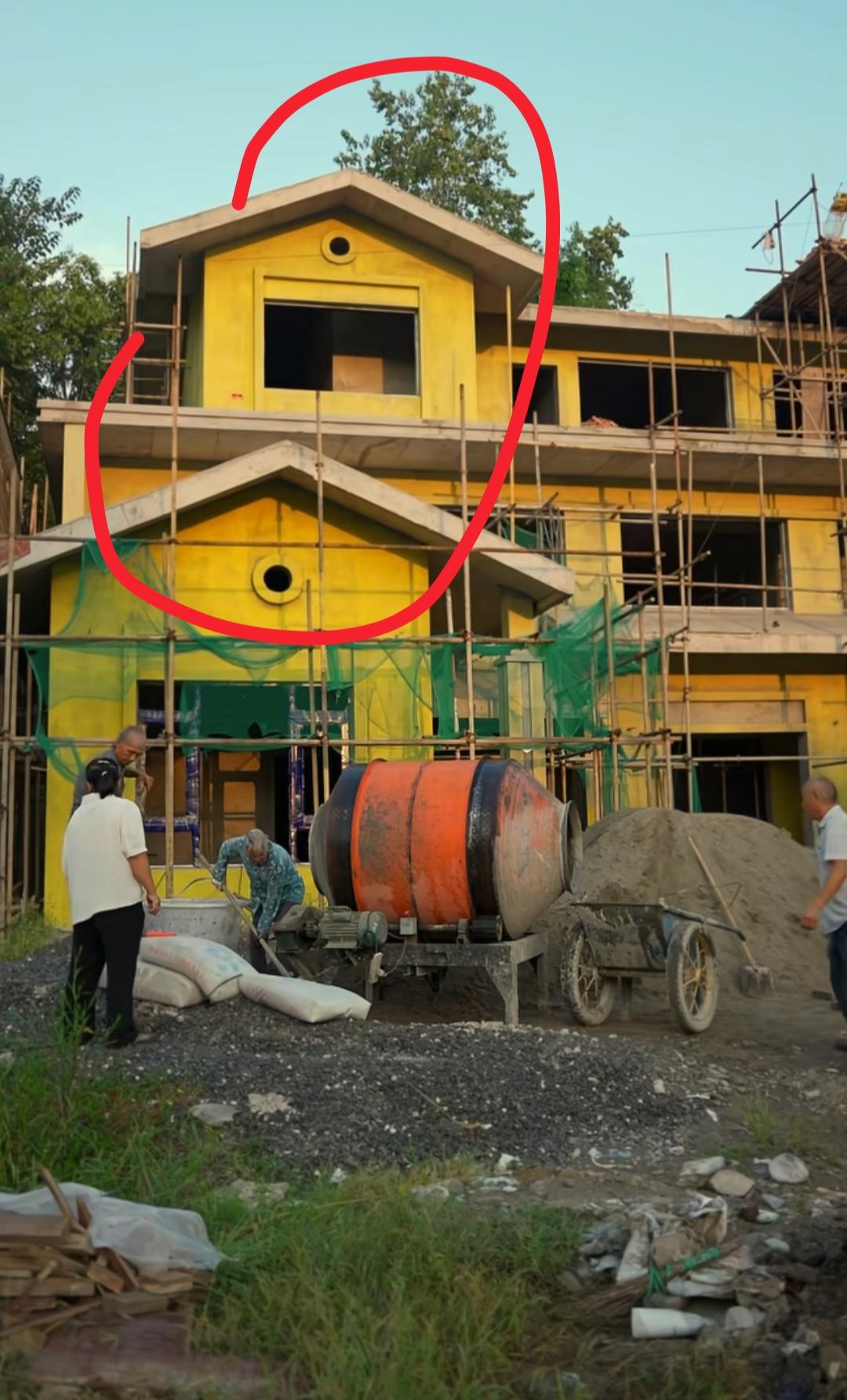 看到渝乡桃子和四哥同期开工建房我忍了
看到他的黄色外墙我也忍了
可是看到网友喊别
