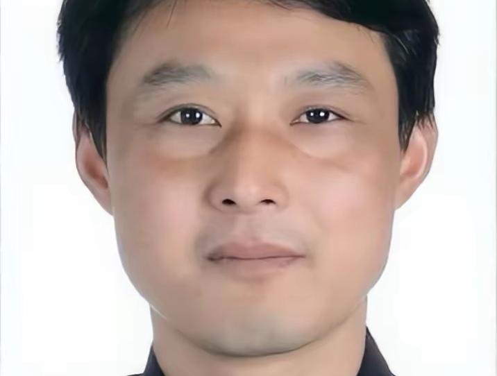 56岁的哥救人后离世，50辆出租车列队送行，一个平凡的人，做了一件最英雄的事。