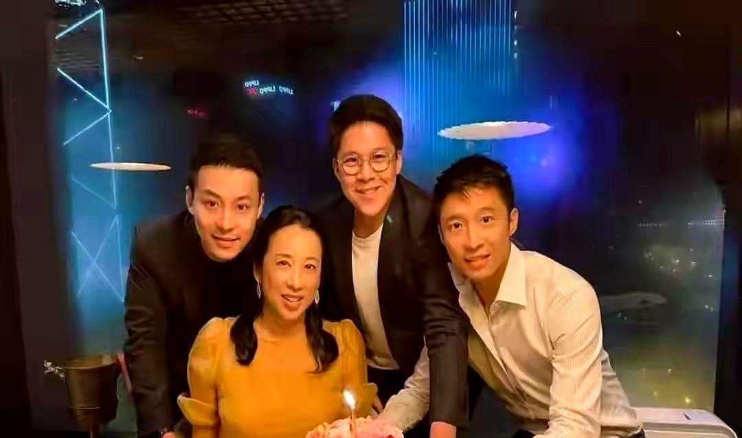 十年前她第一次见霍启山时，没人会想到这个名不见经传的蒙古族女孩能走到今天。
米兰