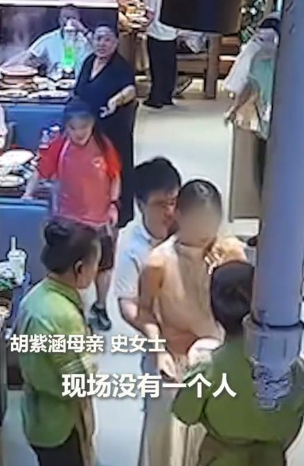 这个小女孩火了！辽宁沈阳，母女俩在商场逛街，碰到了一个女生不停的用手往胸前指，脸