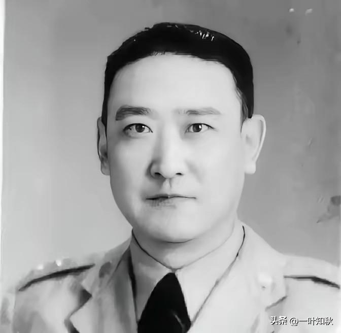1949年，他带着8000两黄金和70匹马翻过喀喇昆仑山，头也不回地跑了。因为他