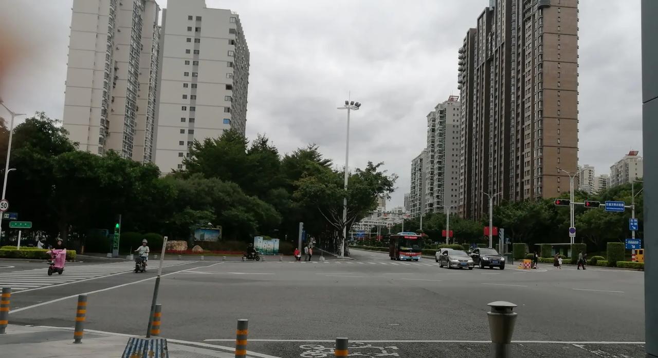 上午10点钟左右，我们散步都准备打道回府了，街上的人还零零星星的没有几个。
暑假