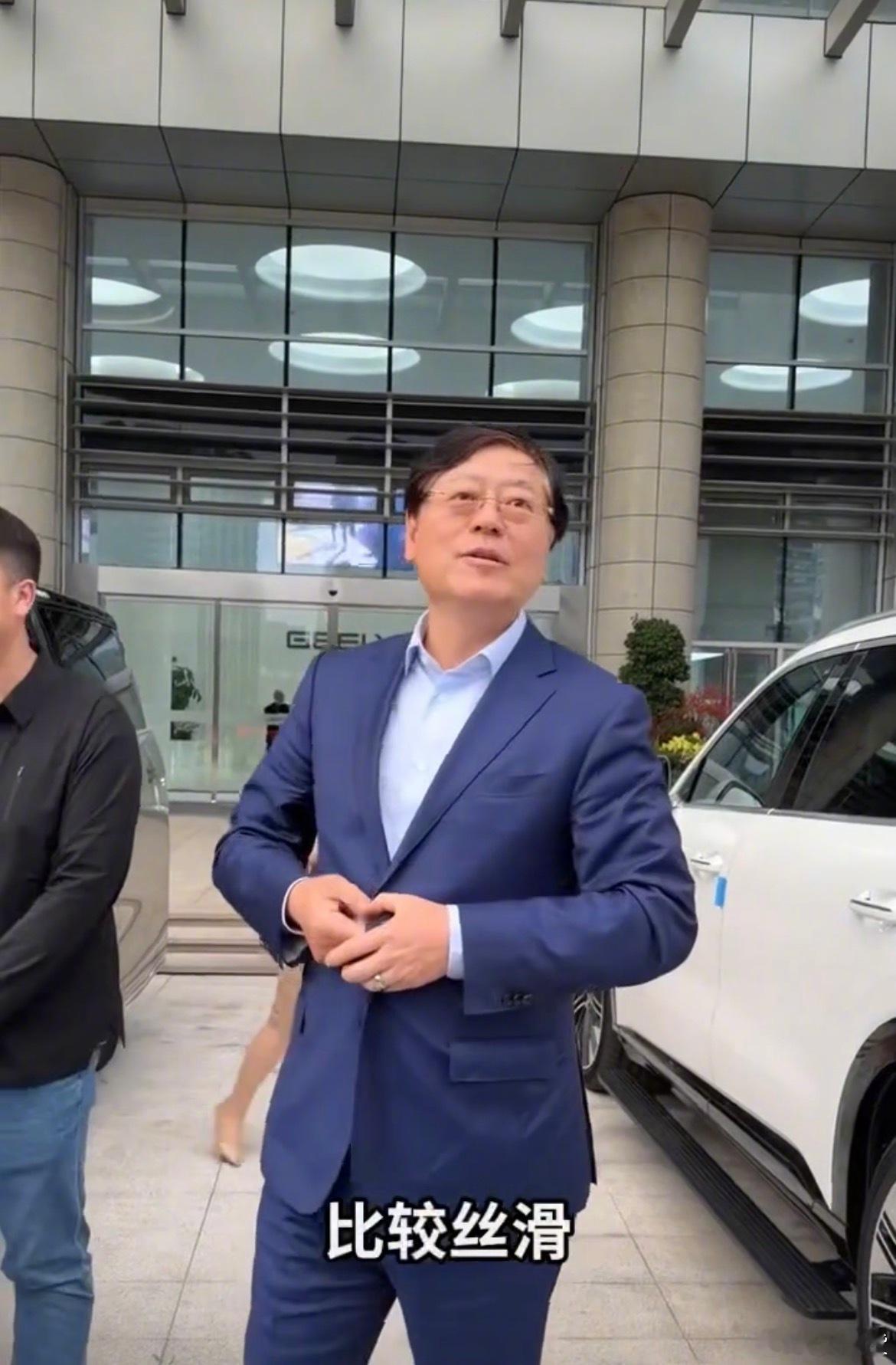 联想CEO杨元庆试驾国产豪车联想董事长杨元庆到访吉利，试驾即将上市的极氪8X，体