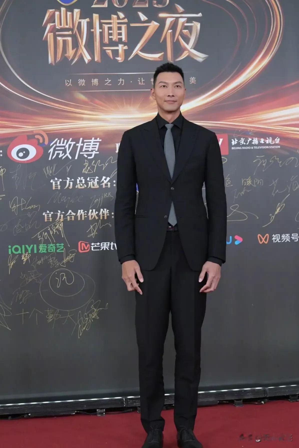 易建联怎么跑到微博之夜来了，是要到娱乐圈发展了吗他？
可是我看他，和娱乐圈有点格