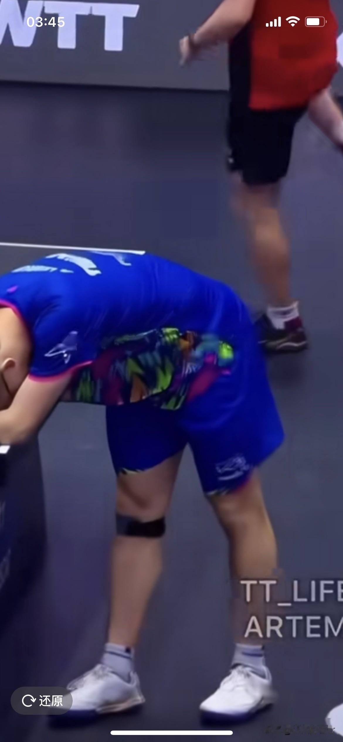 大布3:4输给弟弟小布后用头撞球桌WTT球星挑战赛马斯喀特站男单决赛。小布对阵大