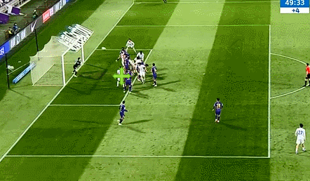 扳平！朱辰杰在禁区内变射手，申花也进1球。
上半场伤停补时阶段，刚丢球几分钟的申