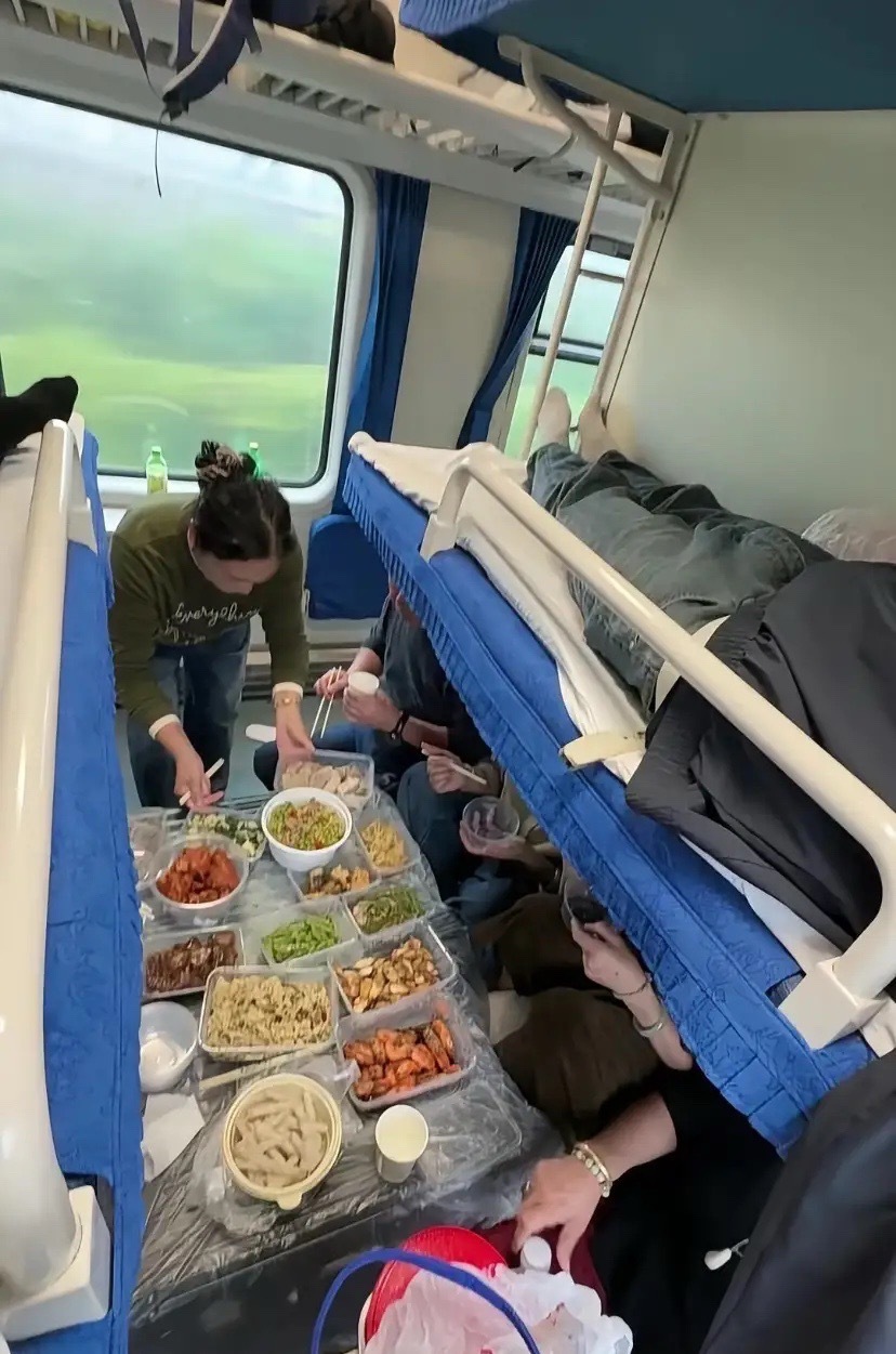 这家人真厉害，把火车当成餐厅了，吃上又喝上了。一路上把这里当成家了，没有一点违和