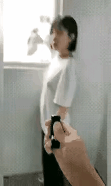 女的吃亏了，鞋还可以捡回来，口红彻底完了
准备去擦鞋 扔新鞋 包里翻出口红 我在