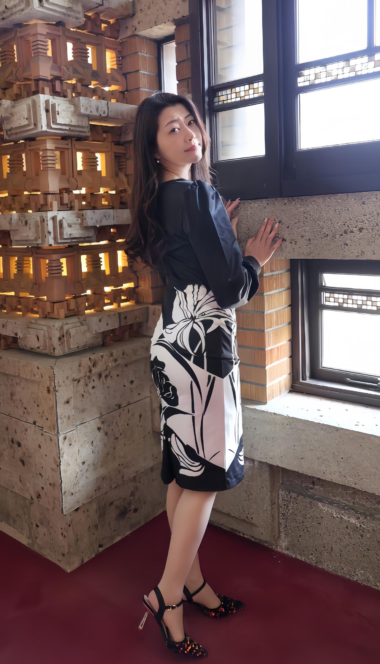 “墨裙裁得花影俏，倚槛凝眸意自娇”这句现代网络诗，近几年在文化圈掀起一股新国风的