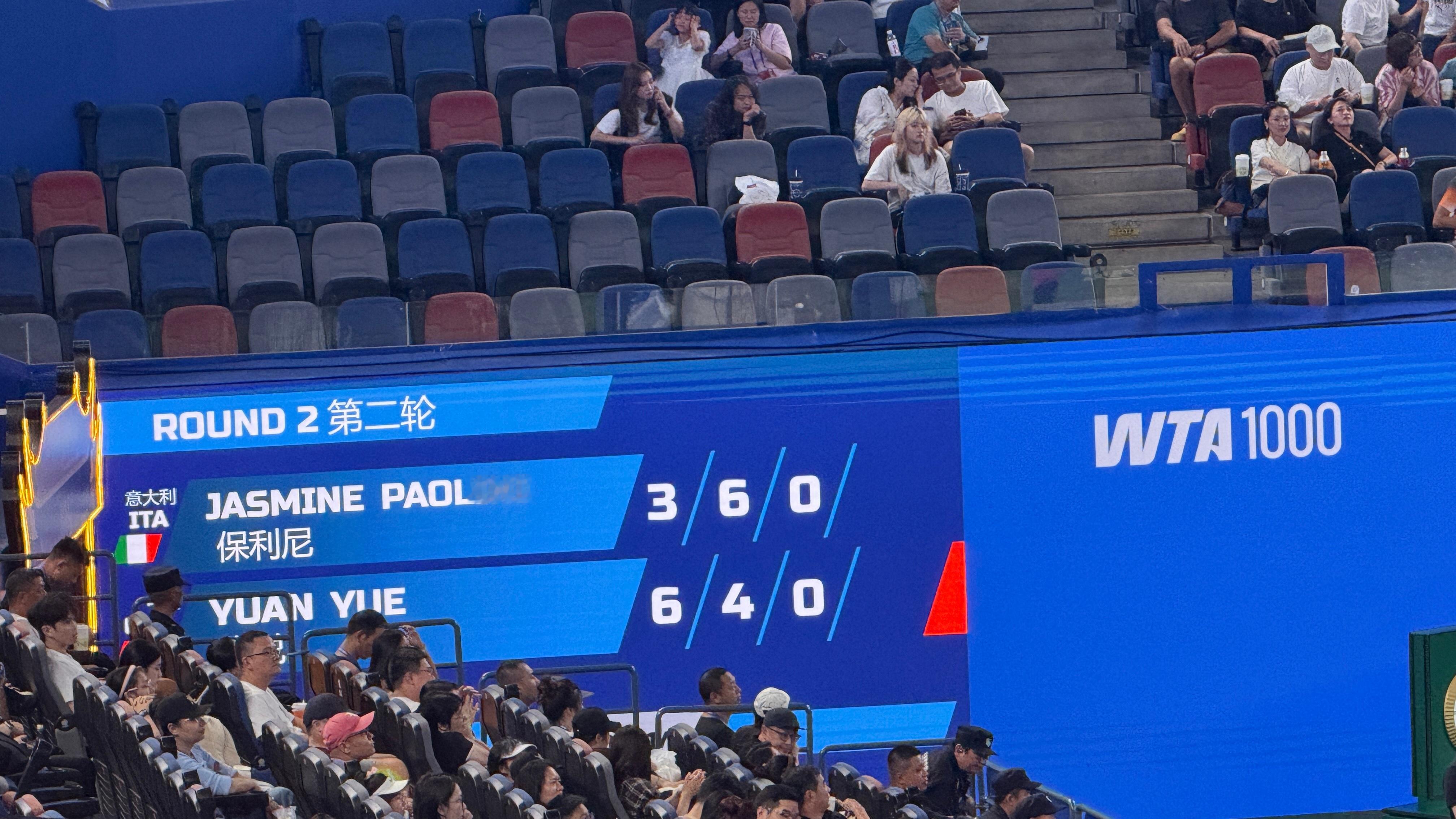 袁悦第二盘错失4-3(40-30)、4-4(40-15)等比分，被保利尼6-4扳