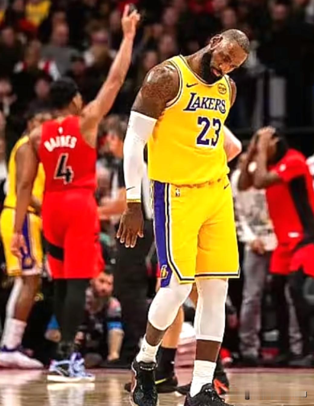 有一说一，今天老詹是不是被过度宣传了
从而忘了他整场拉胯的表现
里夫斯拿44分似