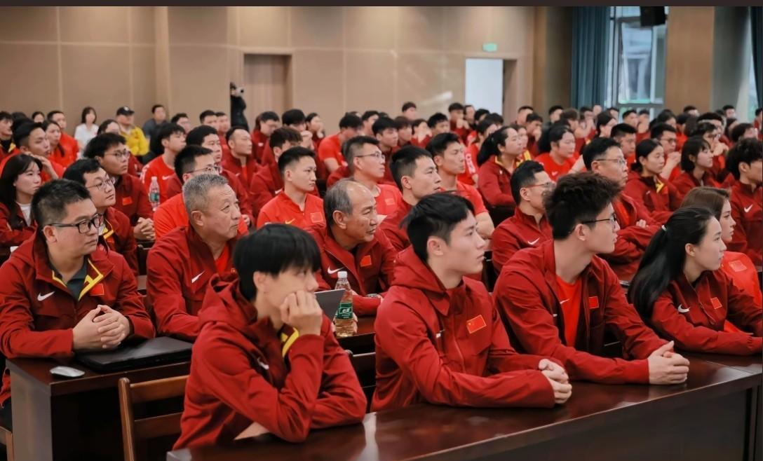 刘景扬赢吴艳妮林雨薇，靠的是比发丝还细的2毫米。
当所有人镜头对准另两个名字时，