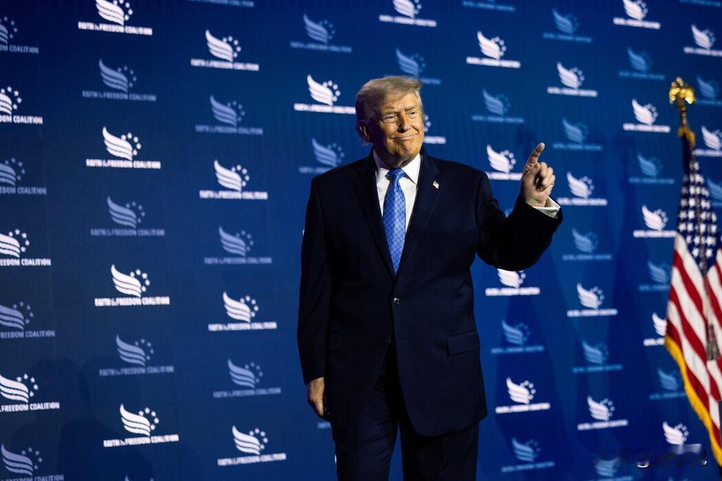 纽约时报今天报道：“美国总统特朗普竟然会以牺牲这么多支持者为代价，中饱私囊到这个