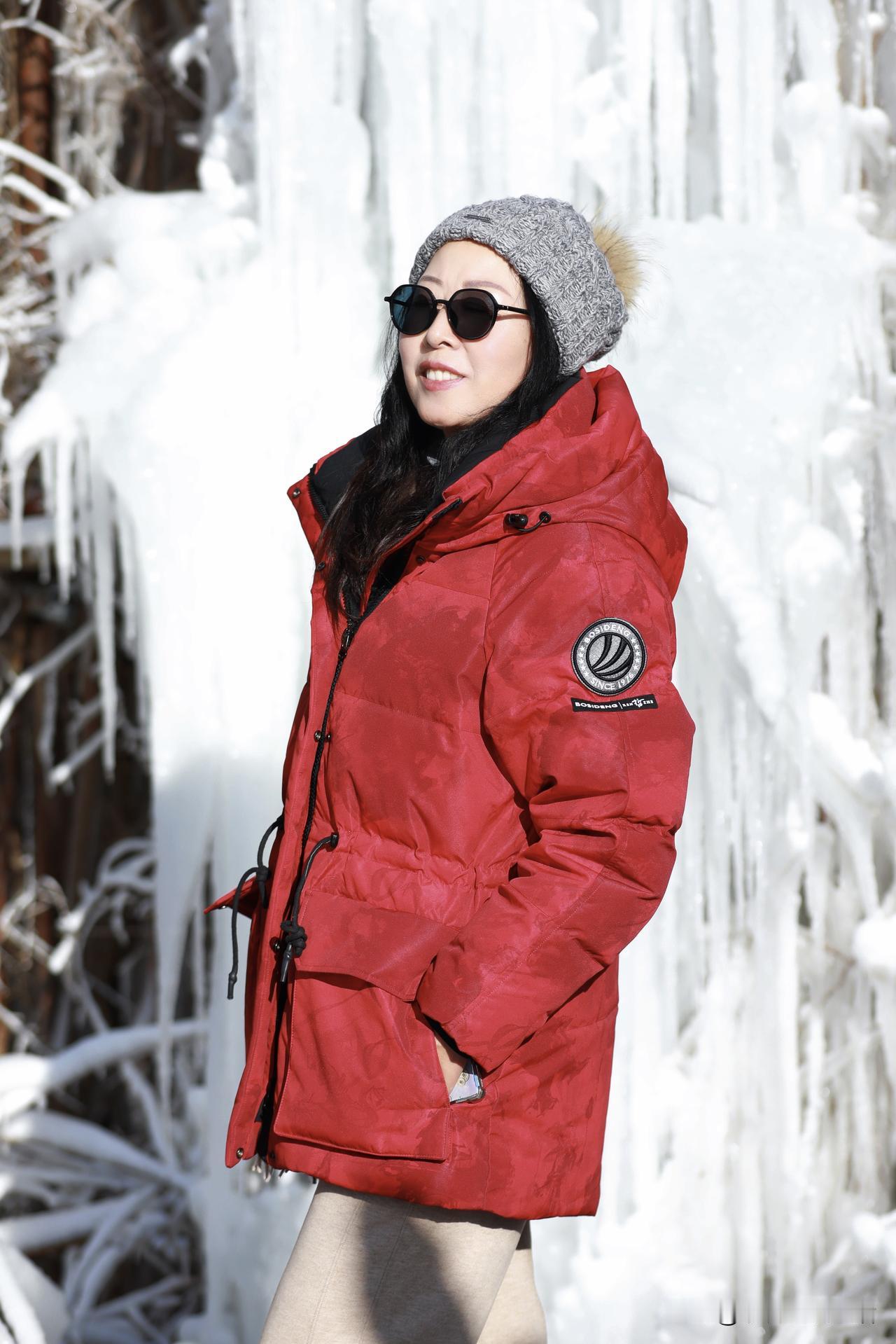 身为63岁的老年少女
今日来到朝阳庙子沟滑雪场
本是去体验滑雪
却被冰瀑美景留住