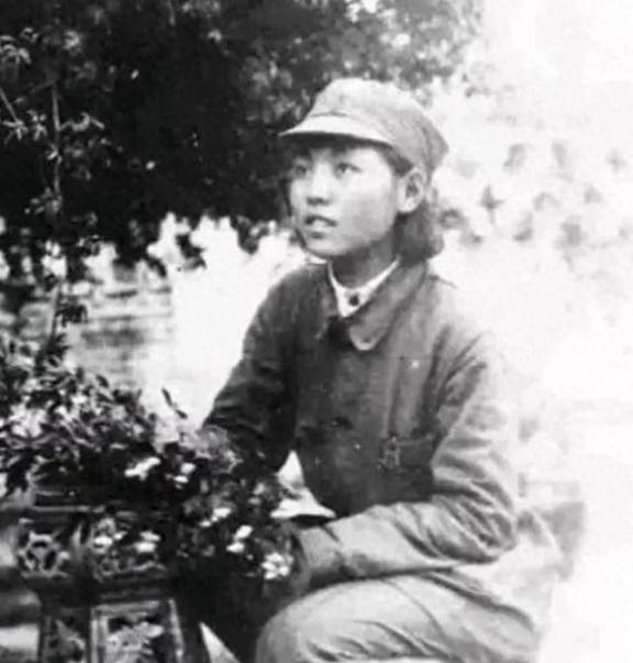 1939年，女战士肖影在日军阴冷的地牢里被酷刑折磨得神志不清，突然，一个汉奸上前