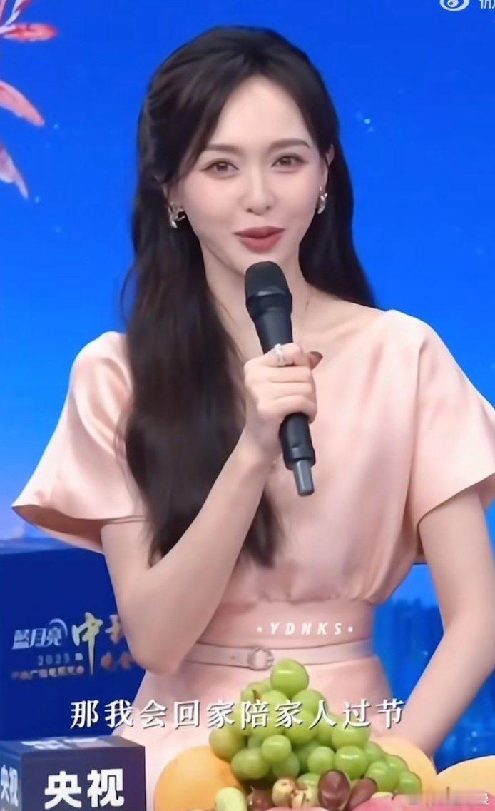 大脑门高额头所以十几年如一日大斜刘海不过无所谓啊适合、好看就好 适合、好看最重要