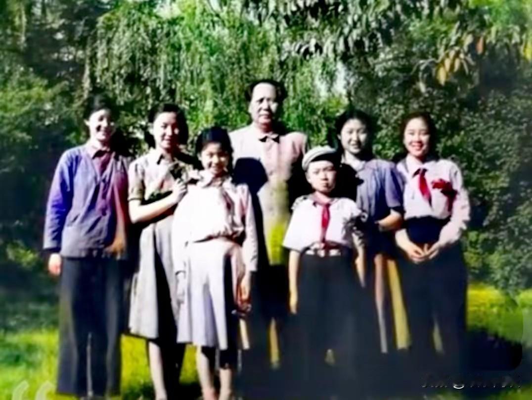 1950年5月30日，在北京玉泉山，伟人带着几位革命后代出游春游，拍下了这张十分