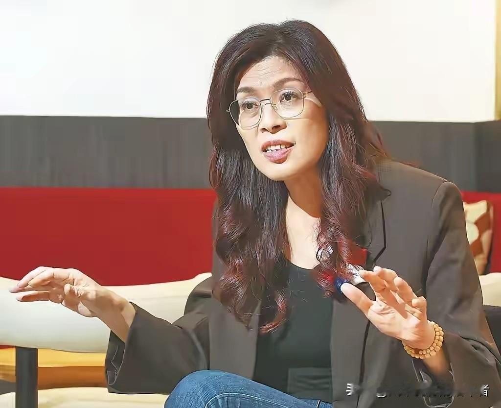 郑丽文这招太妙了！
就把民进党喊了
十年的口号改了一个字，一下子就把两岸论述上的