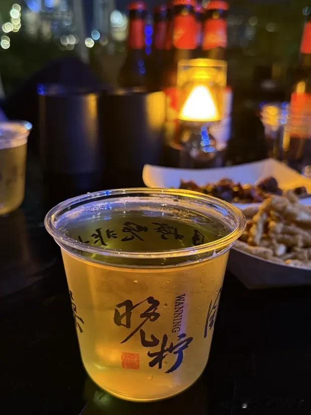 南昌滕王阁下面的晚柠，氛围感绝了，来一杯茶，吹着晚风，五一大家来南昌玩的，可以去