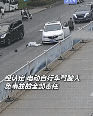 视频中骑电动车的女子，为何突然逆行，让人想不明白，而且还不戴头盔。
幸好！只是耽