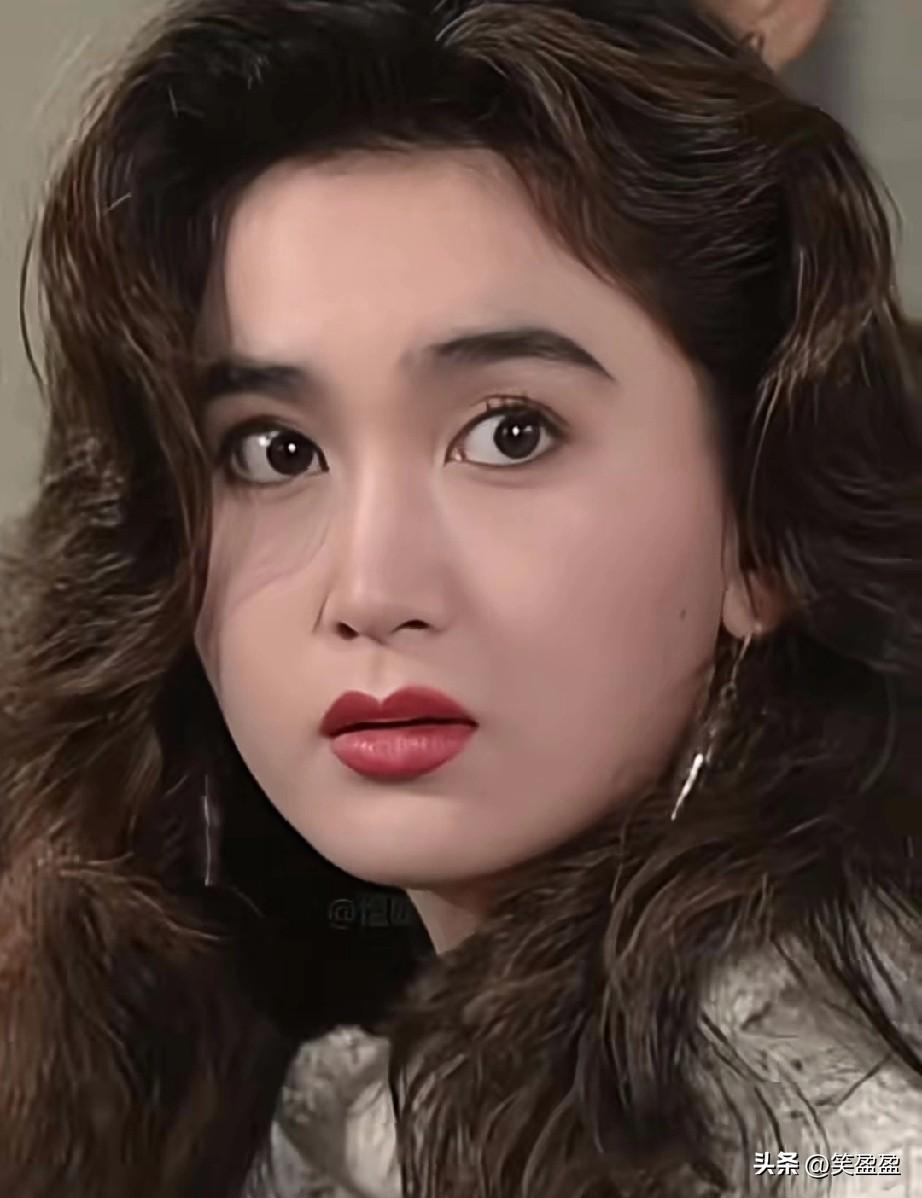 明艳夺目，我一个女的都反复盯着她看了好久，难怪温兆伦说拍火玫瑰时总情不自禁地盯着