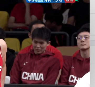 仅出现0.5秒的角落也在扭头跟哥哥说话 我不清楚吧