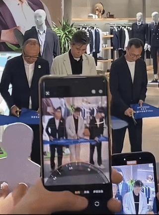 李乃文在参加自己代言的品牌的剪彩仪式上竟出现离谱一幕，品牌方领导全程不给好脸色！