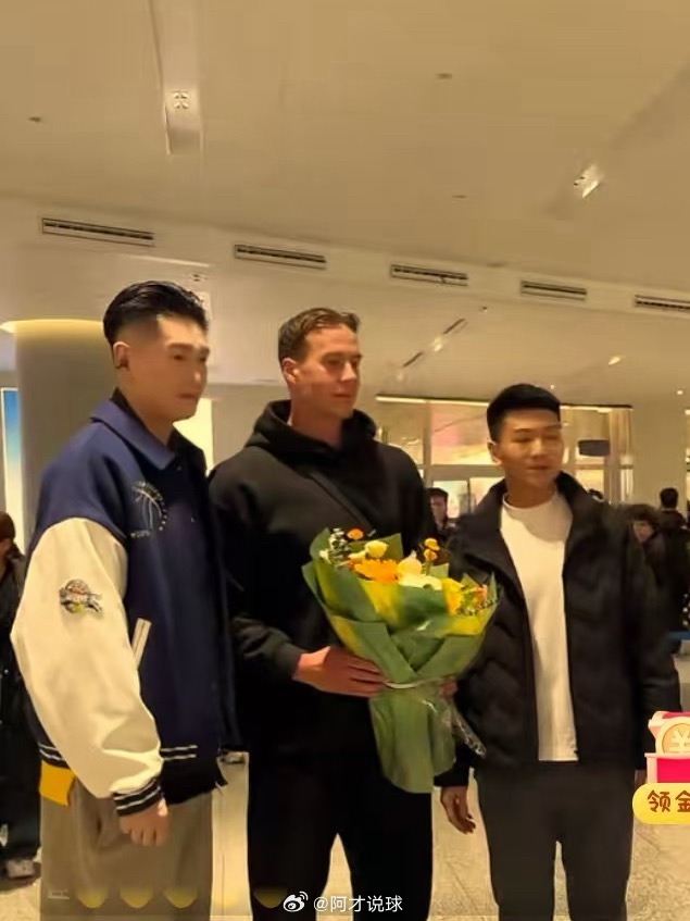 新疆男篮新的大外援萨姆·门内加飞抵乌鲁木齐。新疆男篮cba阿才说球CBA中国男篮