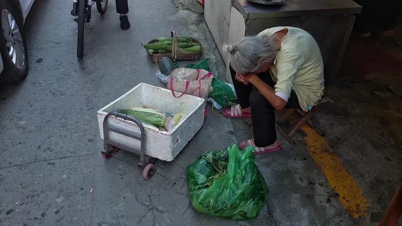 南京市江北新区江浦街道城管执法时，卖菜老太争执中突发不适身亡，街道回应称老人有先