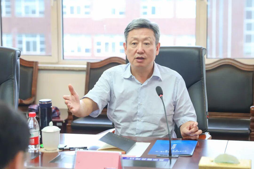 没想到长期在辽宁省工作的老戴，跟我都是东北财经大学的校友，不过我是个普通的打工人