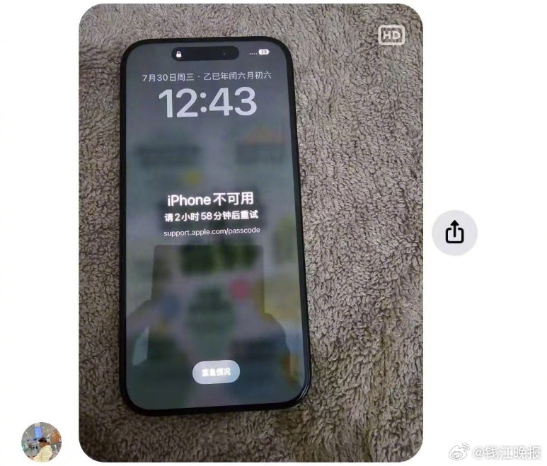 【 #女生出国被偷手机华人小伙帮忙抓贼#  】前不久，杭州的王女士手机在马来西亚