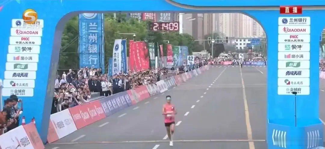网络文明陇风清兰州马拉松七点整，枪响。兰州今天给足了面子——天阴不晒，偶有小雨扫