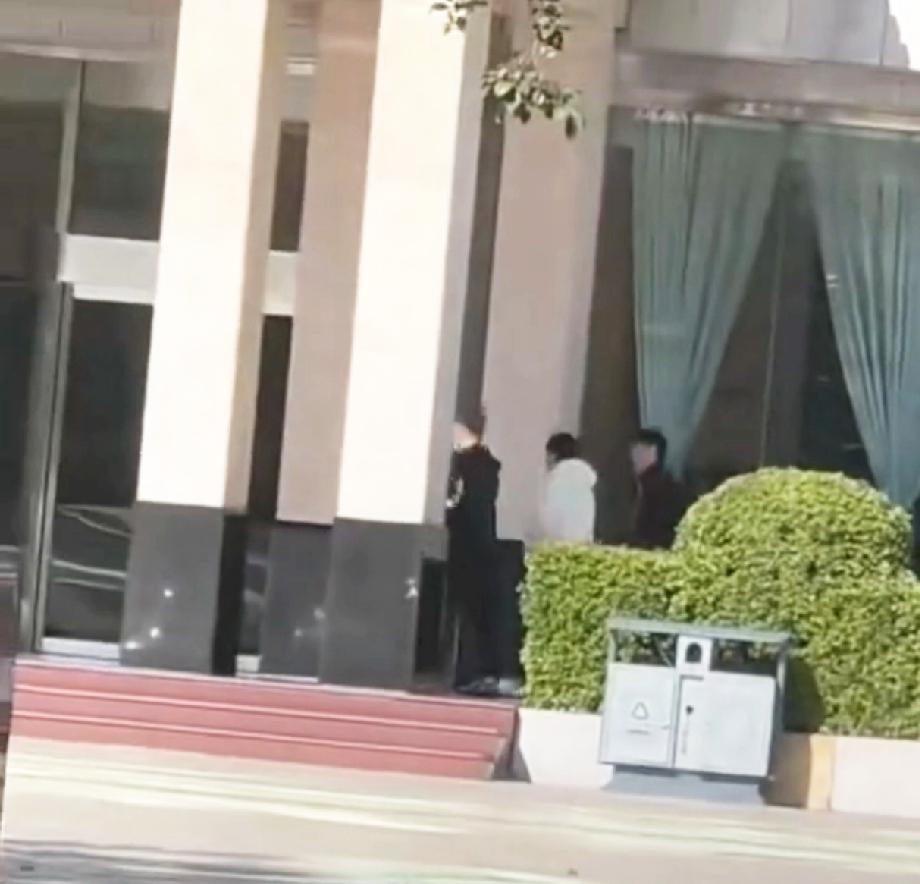 终于看到莎莎了，
虽然只是个背影，
但是看到她就心安了。

在正定乒乓球训练基地