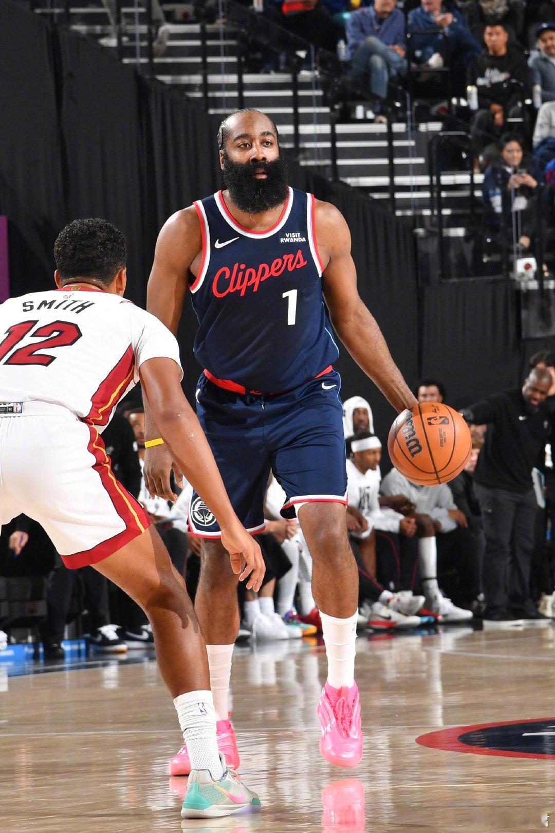 不过说实话，都25年了联盟打法日新月异的当下，还看老掉牙的巨星大量单打，是一件非