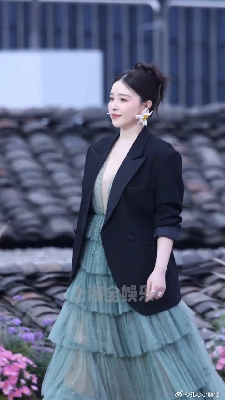 阚清子产后首次露面 