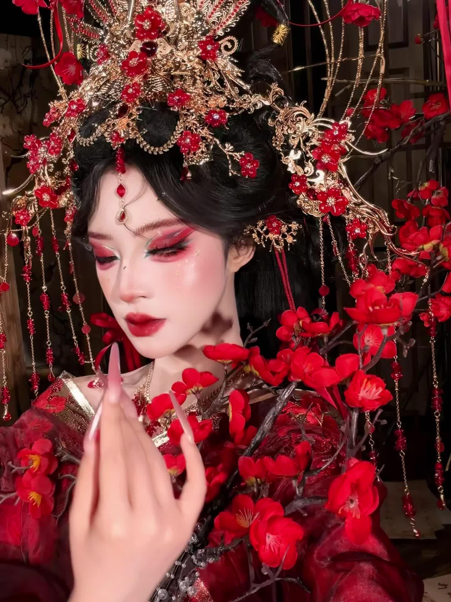 红梅覆冠，红衣揽霜华