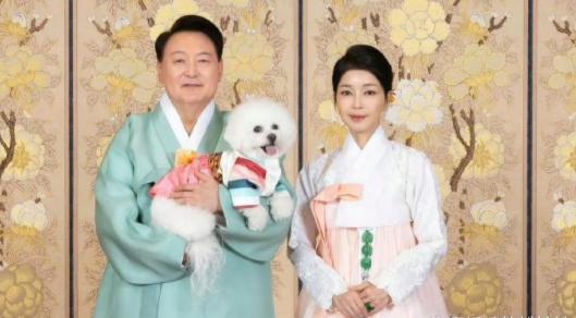韩国第一夫人金建熙的照片里能看出，虽说容貌没什么太大的变化，但如果细看的话，还是