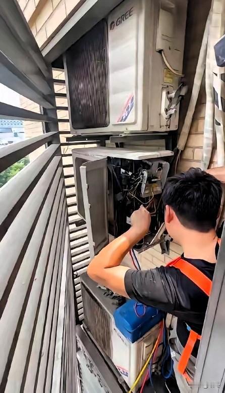 看哭中年人！底层师傅的体面，从来都是咬牙硬拼、知足常乐。
七十块钱，在很多人眼里