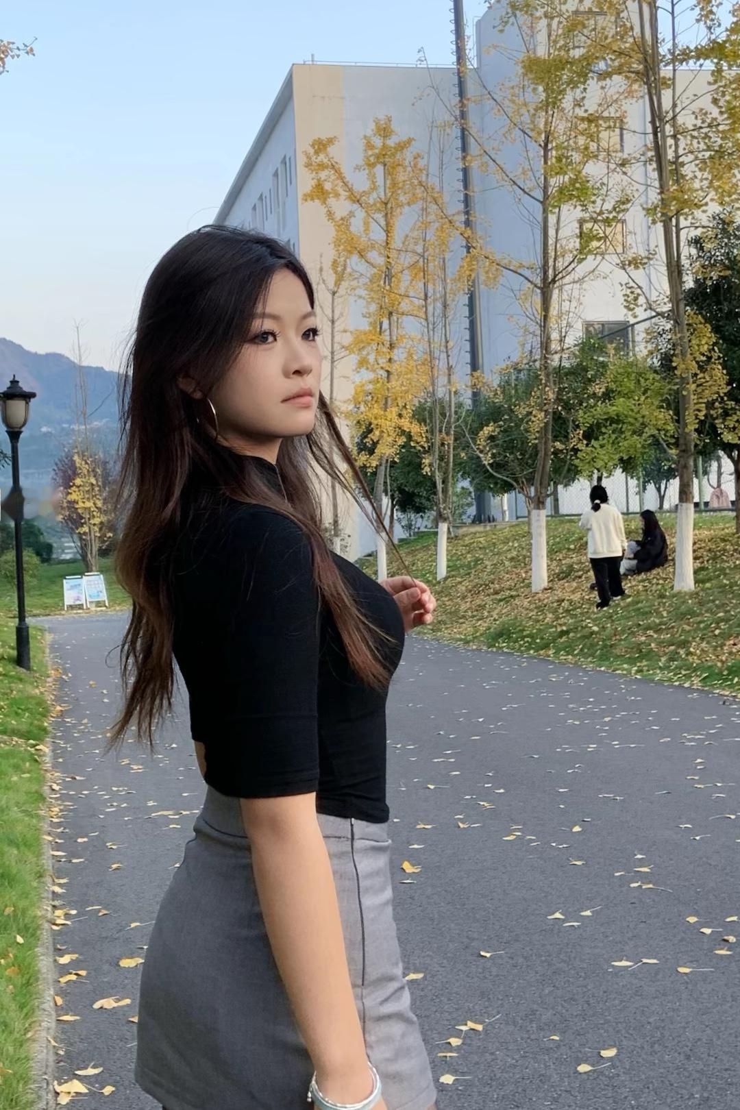 秋日漫步，落叶纷飞，时尚穿搭，尽显优雅。