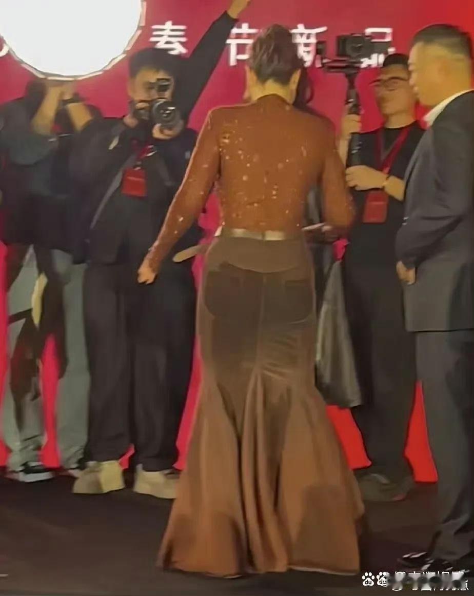 巩俐不愧是巩皇！这身材完全没有刻意追求纤细，反而透着浑然天成的大气感，自带强大气