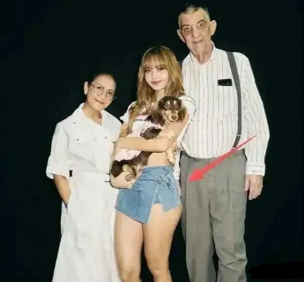 Lisa妈晒一家三口合照 继父把手搭在Lisa屁股惹争议 二人合影亲密最近韩国女