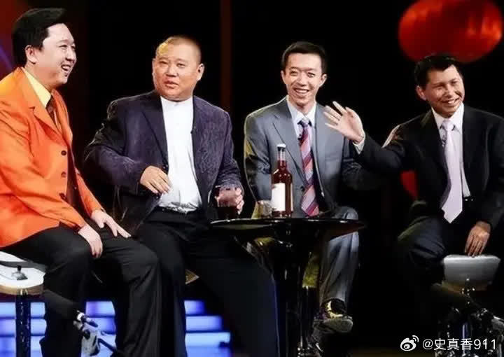 有一次，李菁参加访谈节目，被问及为何离开德云社，他无奈地说：八个月就给排两次演出