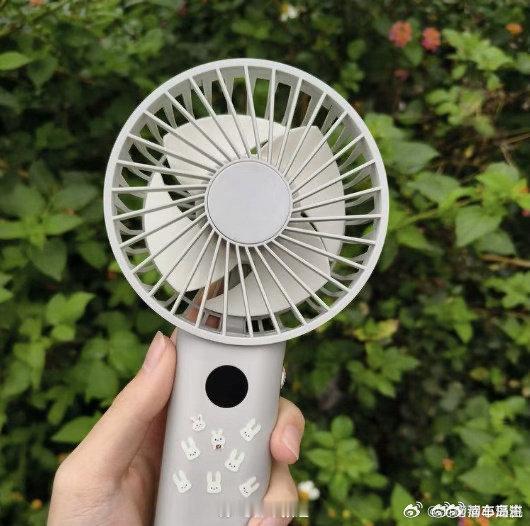 手持风扇出圈成夏日顶流今年极端高温催生手持风扇从“小玩具”进化为集高速涡轮风力、