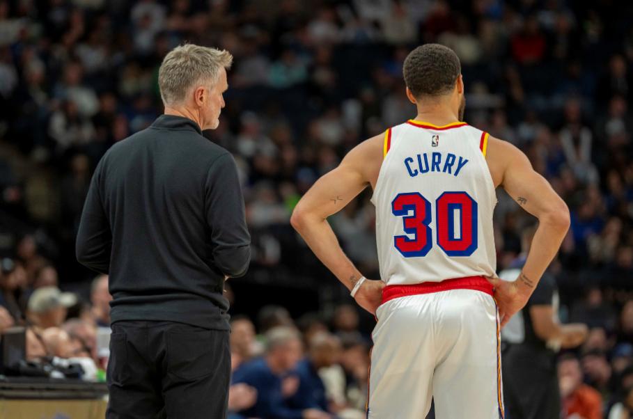 科尔：当听说库里是股四头肌受伤时松了口气 总比脚踝/膝盖伤要好NBA杯小组赛，勇