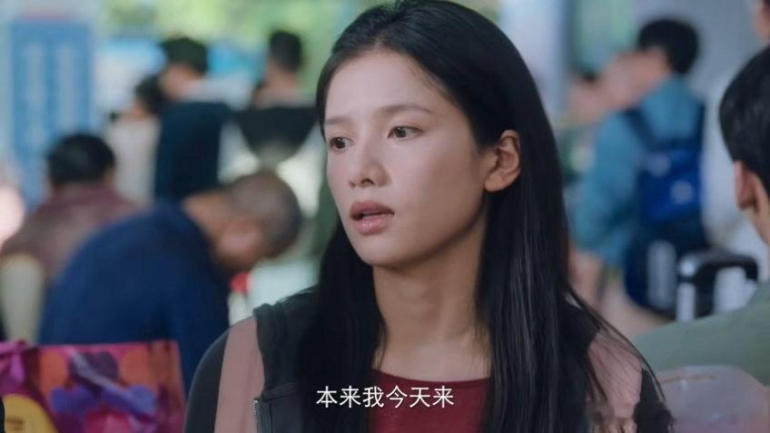 苗靖从未想走陈异从未离开 车站人来人往，陈异静静等候。苗靖走出车站那一刻，所有不